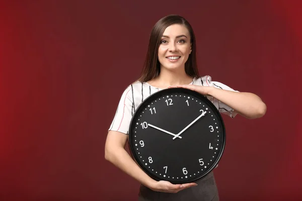 Femme Avec Horloge Sur Fond Couleur Concept Gestion Temps — Photo