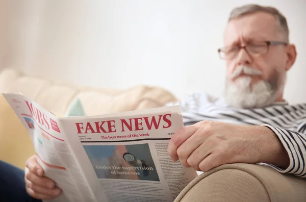 Hombre Mayor Leyendo Periódico Casa — Foto de Stock