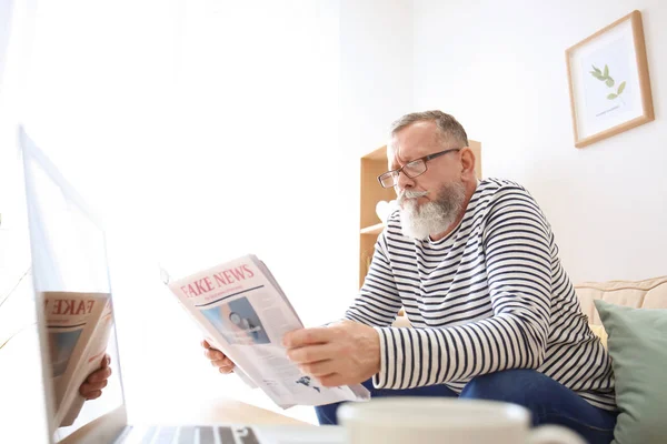 Homem Sênior Lendo Jornal Casa — Fotografia de Stock