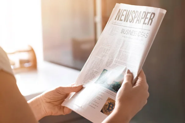 Donna Matura Che Legge Giornale Casa Primo Piano — Foto Stock