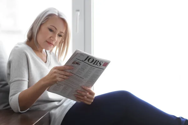 Mogen Kvinna Läsa Tidningen Hemma — Stockfoto