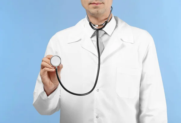 Médecin Masculin Avec Stéthoscope Sur Fond Couleur — Photo