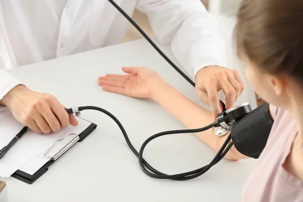 Médico Masculino Medindo Pressão Arterial Mulher Jovem Hospital — Fotografia de Stock