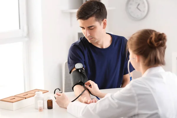 Female Doctor Measuring Blood Pressure Man Hospital — Stock Photo, Image