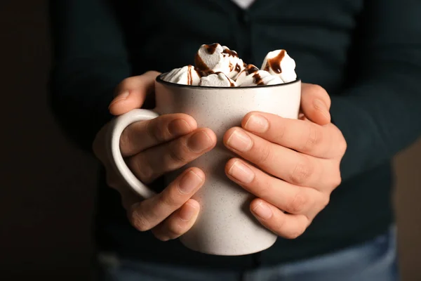 Donna Possesso Tazza Cioccolata Calda Con Marshmallow Primo Piano — Foto Stock