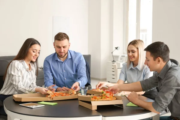 Jóvenes Comiendo Pizza Mesa Oficina — Foto de Stock