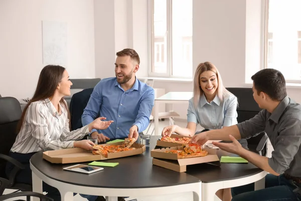 Young People Eating Pizza Table Office — Stock Photo, Image