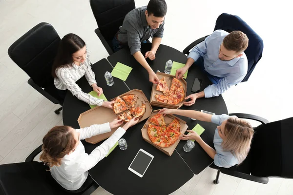 Young People Eating Pizza Table Office Top View — Stock Photo, Image