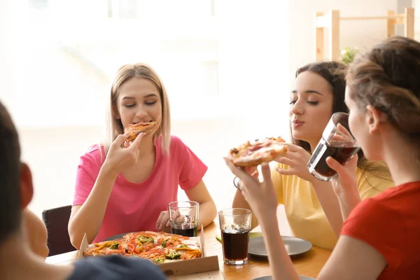 Jonge Mensen Eten Pizza Tafel Binnenshuis — Stockfoto