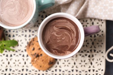 Kupalar tepsi üzerinde sıcak çikolata ile