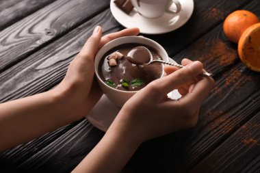 Sıcak çikolata içer masada, closeup kadınla