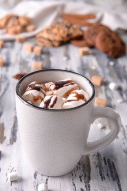Ahşap masa üzerinde marshmallow ile leziz kakao içkinizi fincan