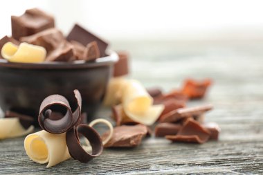 Ahşap masa üzerinde lezzetli çikolata bukleler