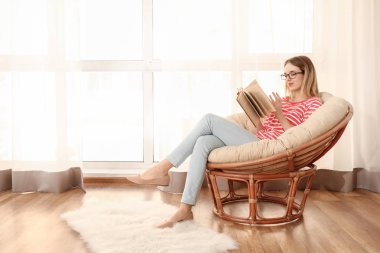 Genç kadın evde ilginç bir kitap okuma