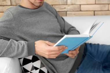 adam evde çok ilginç bir kitap okuma