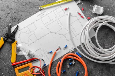 Elektrikçi malzemeleri ile ev planı gri arka plan üzerinde