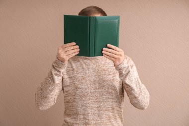 Renk geçmişi hakkında kitabı olan genç bir adam.