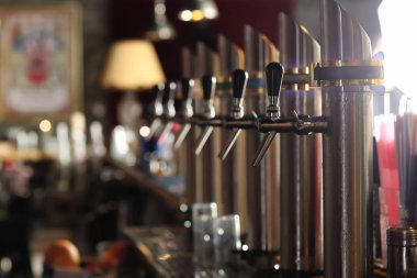 Fıçı bira modern barda musluklar