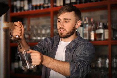 Barmen bira bardağına dökme çubuk