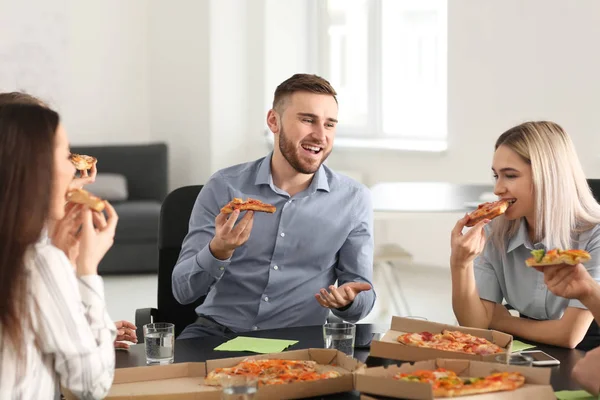 Young People Eating Pizza Table Office — Stock Photo, Image