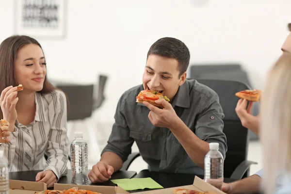 Young People Eating Pizza Table Office — Stock Photo, Image