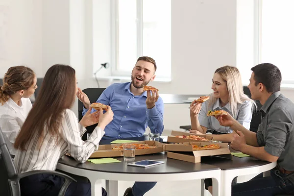 Young People Eating Pizza Table Office — Stock Photo, Image