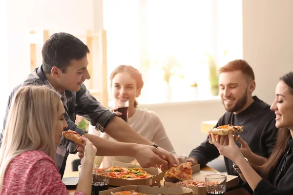 Jóvenes Comiendo Pizza Mesa Adentro — Foto de Stock