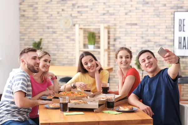 Jongeren Met Pizza Nemen Selfie Binnenshuis — Stockfoto