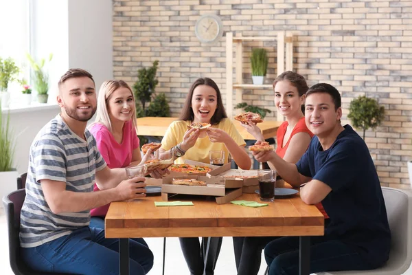 Jóvenes Comiendo Pizza Mesa Adentro — Foto de Stock