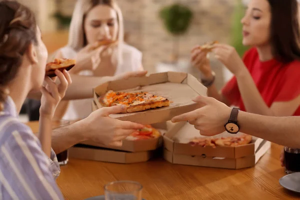 Unga Människor Som Äter Pizza Vid Bord Inomhus — Stockfoto