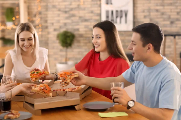 Mladí Lidé Jíst Pizzu Stolu — Stock fotografie