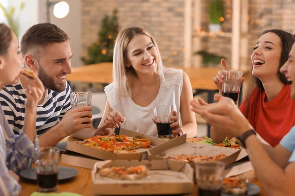 Jovens Comendo Pizza Mesa — Fotografia de Stock