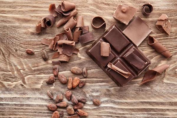 Stücke Schokolade Mit Locken Auf Holztisch — Stockfoto