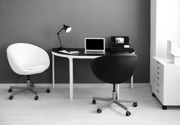 Stilvoller Arbeitsplatz Mit Laptop Auf Dem Tisch Büro — Stockfoto