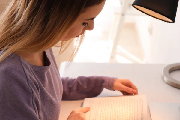 Jonge Vrouw Die Thuis Boek Leest — Stockfoto