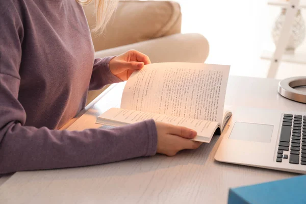 Jovem Mulher Ler Livro Casa — Fotografia de Stock