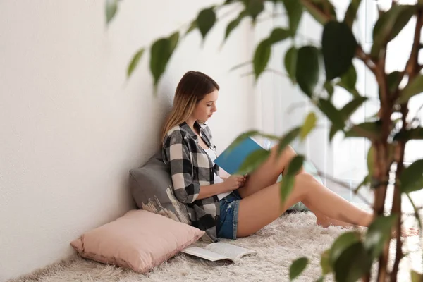 Mujer Joven Leyendo Libro Suelo Casa — Foto de Stock