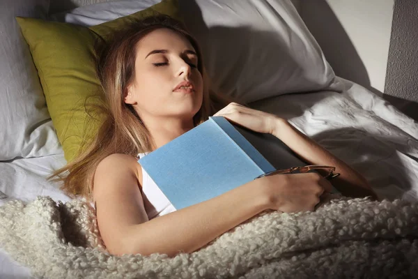Νεαρή Γυναίκα Στον Ύπνο Βιβλίο Στο Κρεβάτι Βράδυ — Φωτογραφία Αρχείου