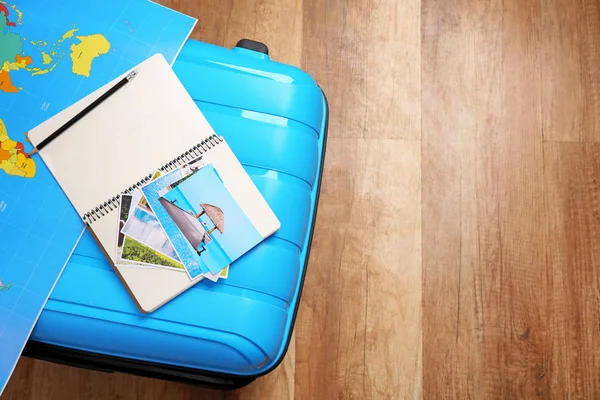包装的手提箱 地图和笔记本在木地板上 旅游理念 — 图库照片