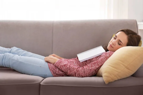 Jeune Femme Fatiguée Avec Livre Dormant Sur Canapé Maison — Photo