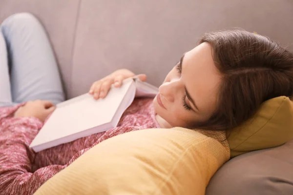 Κουρασμένος Νεαρή Γυναίκα Βιβλίο Στον Ύπνο Στον Καναπέ Στο Σπίτι — Φωτογραφία Αρχείου