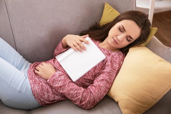 Wanita Muda Lelah Dengan Buku Tidur Sofa Rumah — Stok Foto