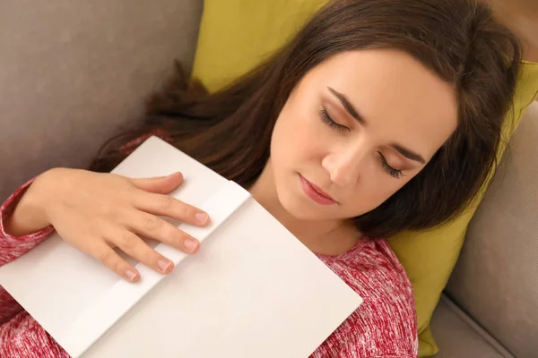 Κουρασμένος Νεαρή Γυναίκα Βιβλίο Στον Ύπνο Στον Καναπέ Στο Σπίτι — Φωτογραφία Αρχείου