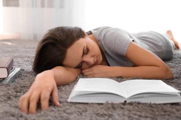 Mujer Joven Cansada Con Libro Durmiendo Alfombra Casa — Foto de Stock
