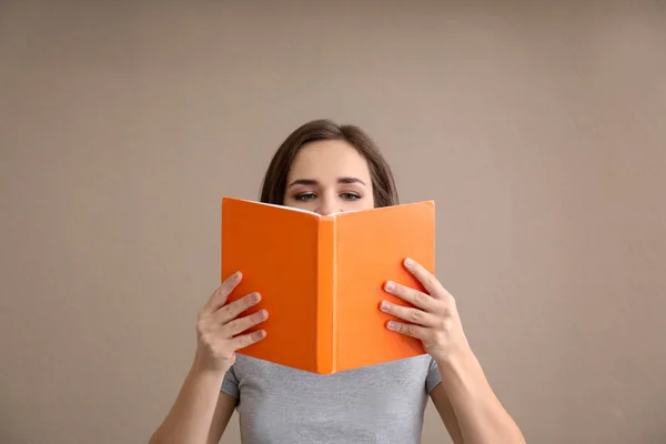 Mujer Joven Con Libro Sobre Fondo Color — Foto de Stock