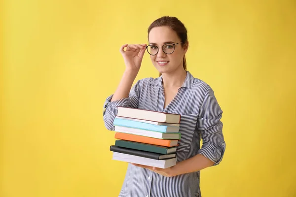 Jeune Femme Avec Pile Livres Sur Fond Couleur — Photo