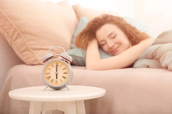 Çalar Saat Tablo Güzel Kadının Yatak Odasında Sabah Saat — Stok fotoğraf