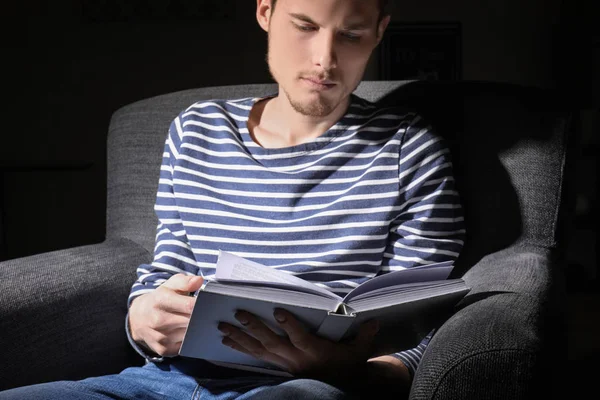 Joven Leyendo Libro Por Noche Casa — Foto de Stock