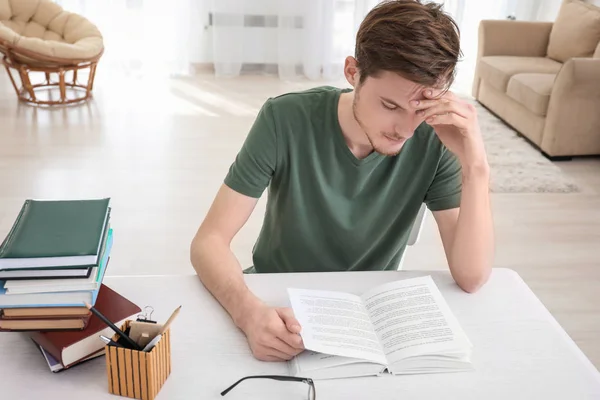 Giovane Uomo Che Legge Libri Casa — Foto Stock