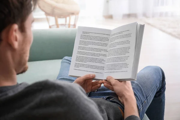 Jonge Man Leesboek Terwijl Rusten Thuis — Stockfoto